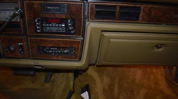 Пара Lincoln Continentals 1979 года без пробега уйдет с молотка