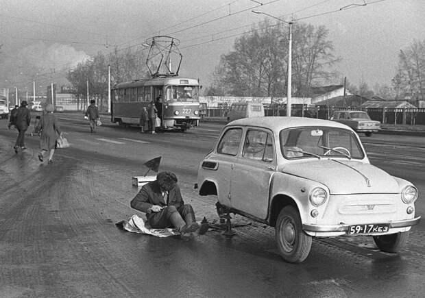 Ремонт Запорожца в пути обычное явление в СССР 70-80-ых годов.