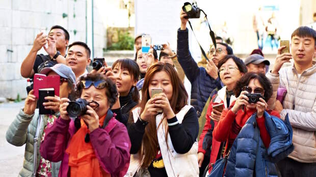 России не хватает экскурсоводов со знанием китайского и арабского, заявили в РСТ