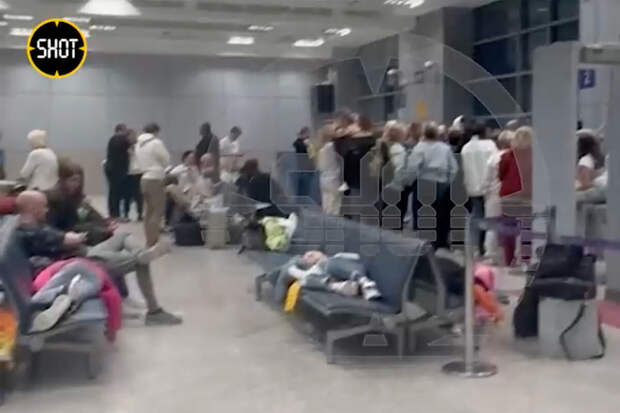 Российские туристы застряли в аэропорту Хургады из-за поломки самолета