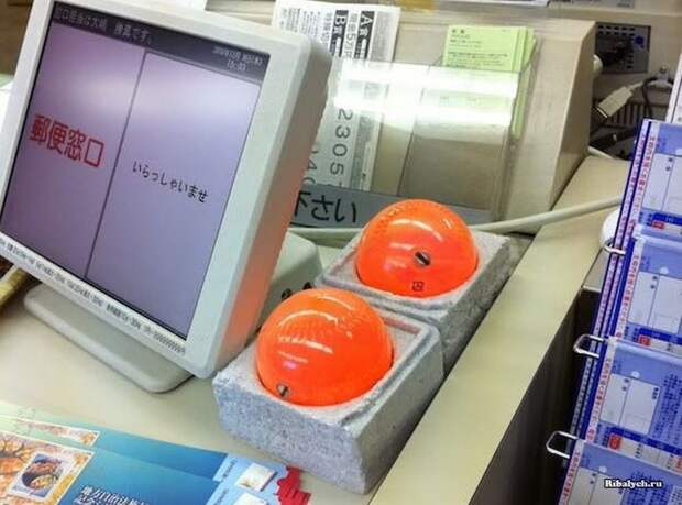 Для чего нужны японским кассирам эти оранжевые шары? (2 фото)