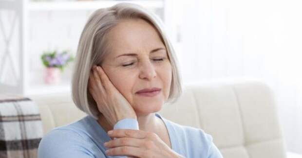 Стоматолог Темирова предупредила, что боль в ушах может быть из-за зубов
