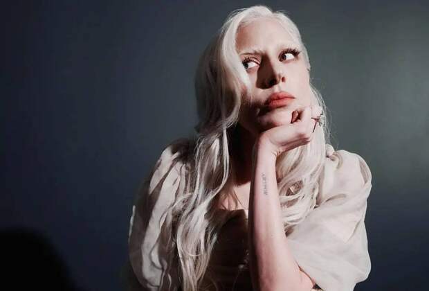 Леди Гага вышла в свет с обесцвеченными бровями