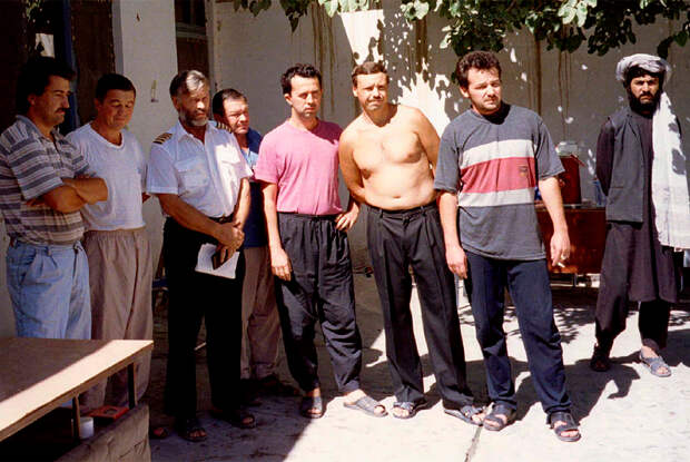 Семь российских летчиков с одним из похитителей во дворе дома в Кандагаре. 6 октября 1995 года 