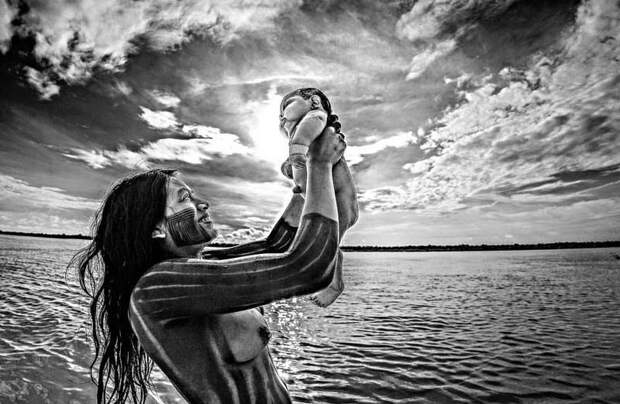 Индианка из племени Kayapó купает своего ребенка в реке Шингу, штат Мату-Гросу бразилия, в мире, животный мир, люди, племена, природа, туризм
