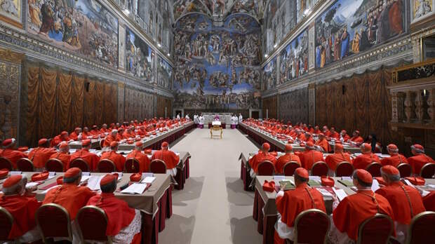 Первое голосование по кандидатуре папы кончилось ничем: над Сикстинской капеллой – черный дым