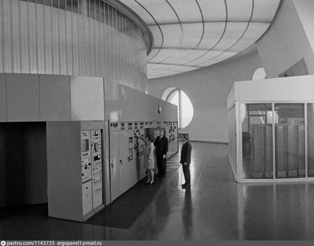 Главный зал передатчиков Останкинской телебашни, 1968. С сайта www.pastvu.com.