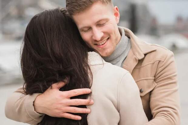 Сколько раз нужно обнять человека, чтобы стать счастливее? Польза объятий