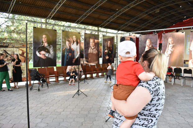 Фото-выставка «Жены Героев» открылась на российской военной базе в Таджикистане