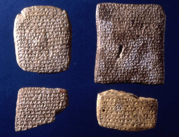 Разбитые глиняные таблицы, содержащие несколько писем из Амарны, XIV век до н. э. \ Фото: maritimehistorypodcast.com.
