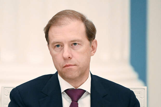 Золотов поздравил вице-премьера Мантурова с присвоением звания Героя России