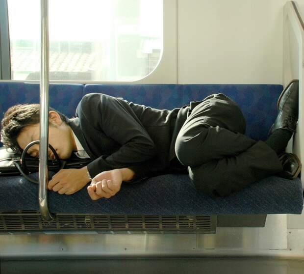 6. Японцам разрешено спать в рабочее время (это даже поощряется!) в мире, интересное, полезно, путешествия, страна, факты, фото, япония