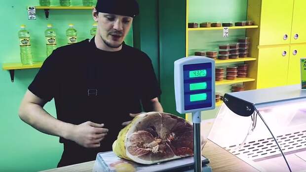 Мясник из Воронежской области показал способ обмана покупателей на электронных весах