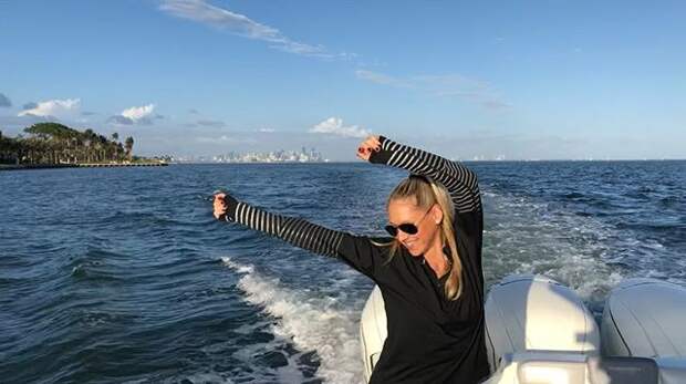 Анна Курникова танцует во время морской прогулки