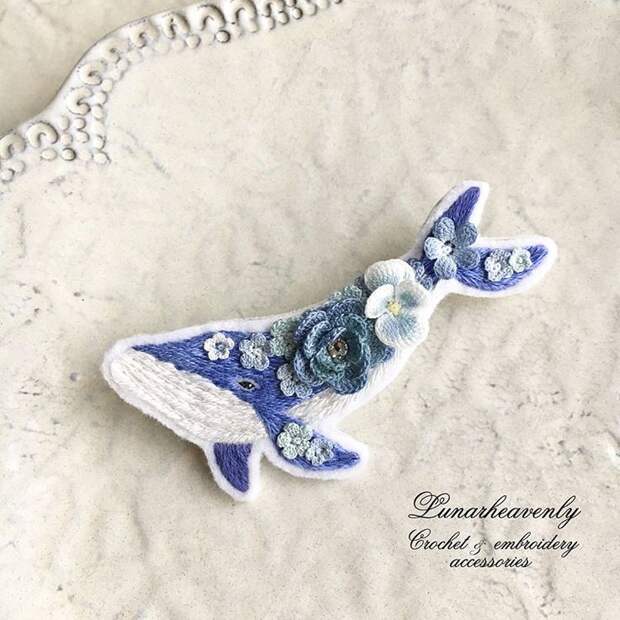 Изысканное сочетание вышивки и вязания: нежные зверята-броши от Lunarheavenly