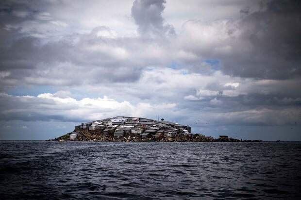 Как выглядит самый густонаселенный остров в мире