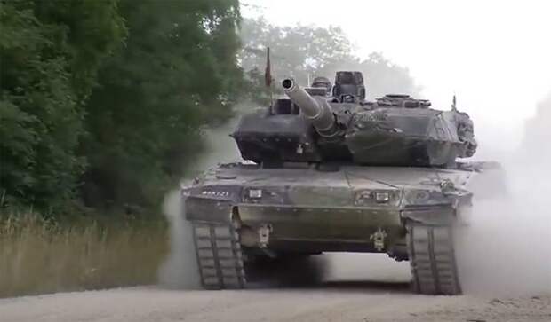 Глава МИД ФРГ призвала поскорее принять решение о поставках Киеву танков натовского образца