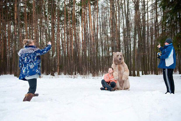 На съемках обязательно присутствует хозяин медведя. Фото: Ольга Баранцева.