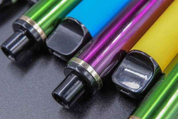 Педагог Снегуров: у учителей должно быть право изымать вейпы у школьников