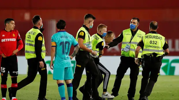Ла Лига подаст в суд на фаната, выбежавшего на поле в матче «Мальорка» — «Барселона»