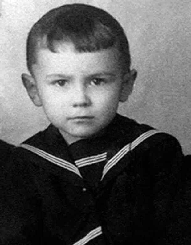 Леонтьев, детство