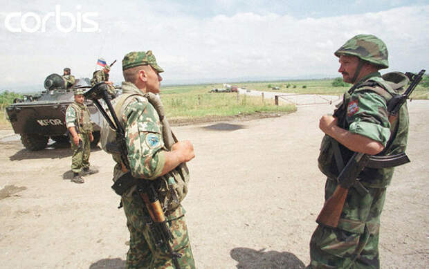 Блокпосты российских военных на прилегающей к аэропорту территории 