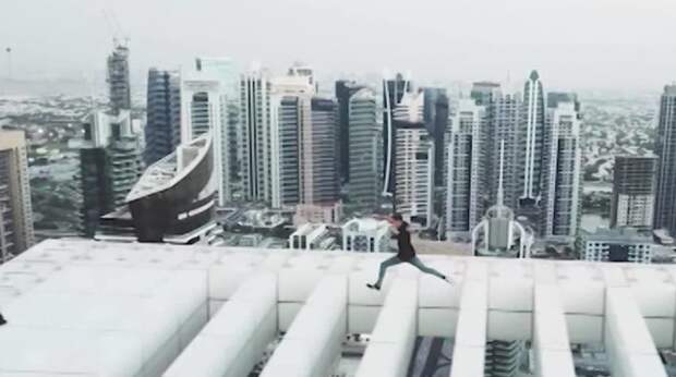 Британец выполнил опасный трюк на крыше небоскреба