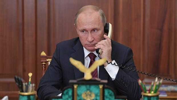 Президент РФ Владимир Путин во время телефонного разговора с главой ДНР Александром Захарченко и главой ЛНР Игорем Плотницким. 15 ноября 2017