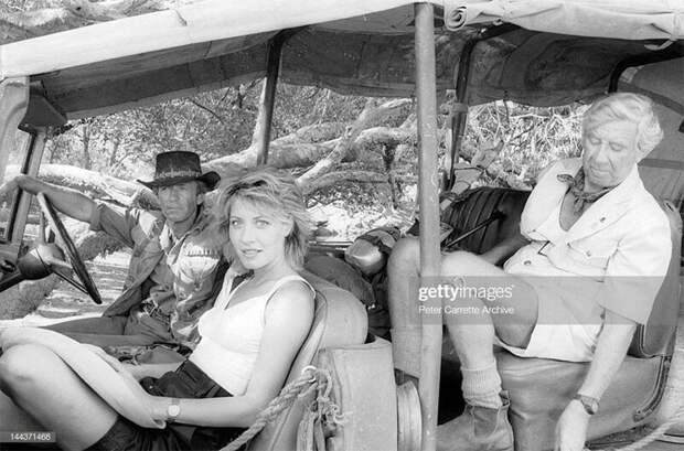 Пол Хоган, Линда Козловски и Джон Майллон на съёмках фильма "Данди по прозвищу Крокодил" актеры, киносъемки, фильмы