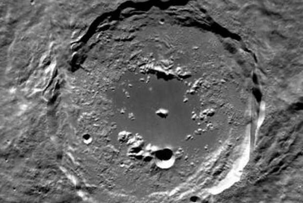 Загадочная находка под кратером на Луне