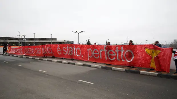 Болельщики скандируют имя Карреры в аэропорту Шереметьево