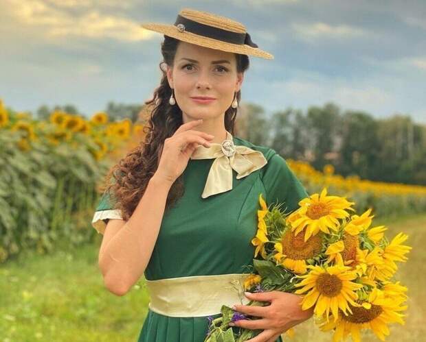 Эта девушка одевается каждый день как в 19 веке
