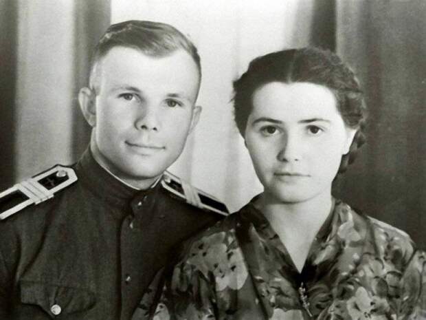 Юрий Гагарин со своей женой Валентиной, СССР, 1957 год.