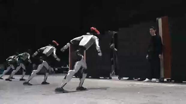 Основатель крупнейшей китайской робокомпании Unitree 35-летний Ван Синсин заявил, что гуманоидные роботы находятся на уровне развития десятилетнего ре...