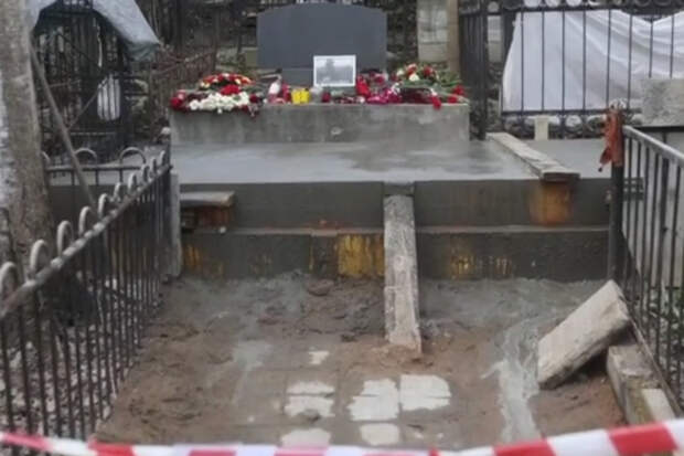 На петербургском кладбище могилу Евгения Пригожина залили бетоном