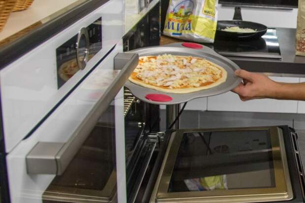 Почему домашняя пицца отличается от приготовленной в кафе и как это исправить: секрет в духовке
