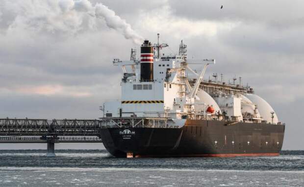 «Сколько можно кормить врагов?»: Путин задумался о развороте русских газовозов в Атлантике, но быстро это не делается