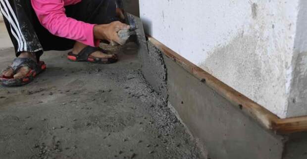 Отделка цоколя дома с использованием технологии «мытый бетон»