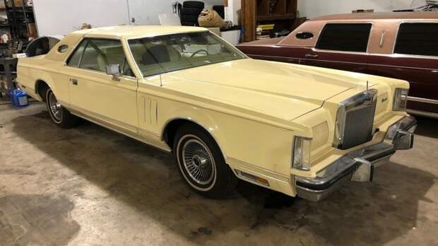 Пара Lincoln Continentals 1979 года без пробега уйдет с молотка