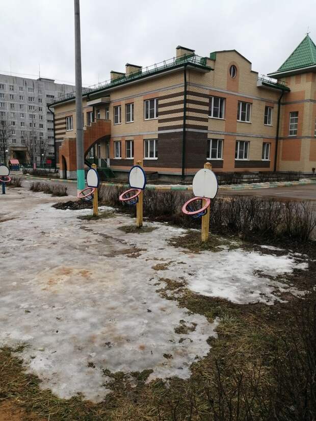 Директор: - Нам нужны новые баскетбольные кольца. Сантехник: - Ни слова больше Директор: - Нам нужны новые баскетбольные кольца. Сантехник: - Ни слова больше