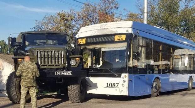 Военный грузовик столкнулся с троллейбусом в Севастополе