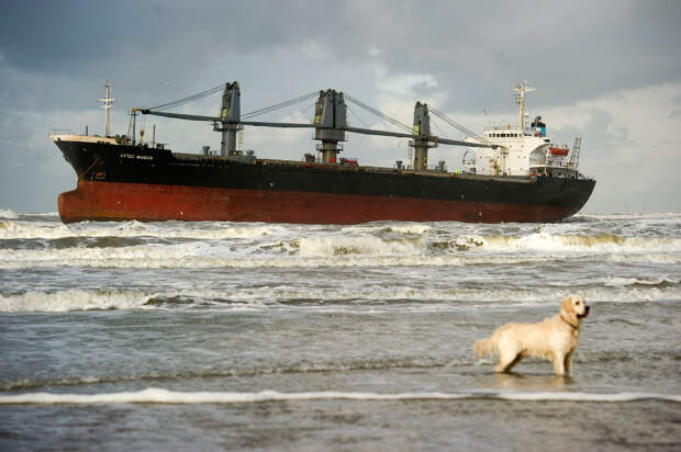 Филлипинский морской грузовик сел на мель у голландского побережья