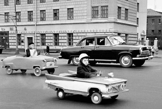 Мечта советского ребенка - педальная машина. Бесплатное фото с сайта драйв2.ру.