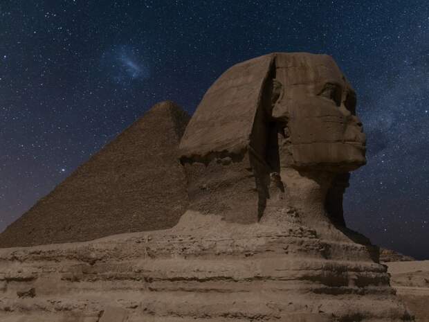 Египетские пирамиды находятся в глубине пустыни.
