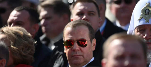 Медведев предложил Трампу провести блестящую антитеррористическую операцию по истреблению нарконаёмников в Киеве