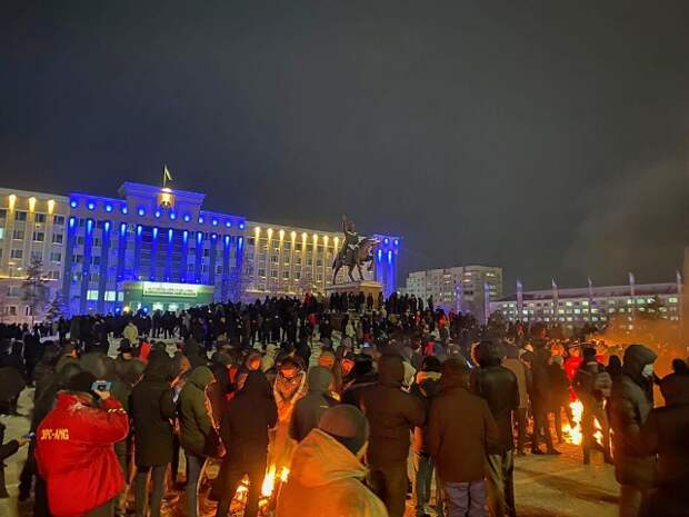 Протестующие на центральной площади Актюбинске 4 января 2022