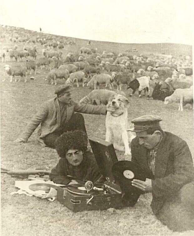 23. Пастухи слушают музыку, Азербайджан, 1939 год 23. Пастухи слушают музыку, Азербайджан, 1939 год
