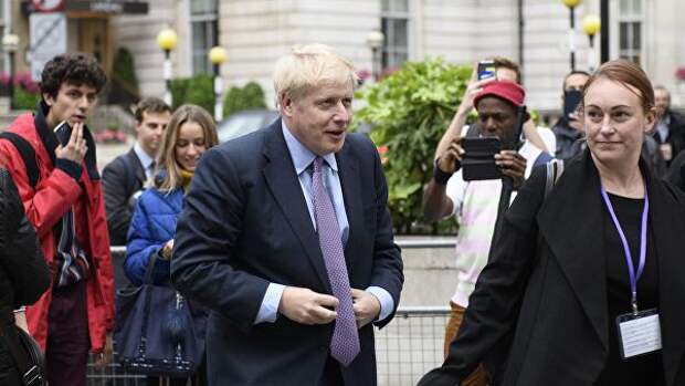 Бывший министр иностранных дел Великобритании Борис Джонсон прибыл к зданию BBC для участия в теледебатах кандидатов на пост лидера Консервативной партии. 18 июня 2019