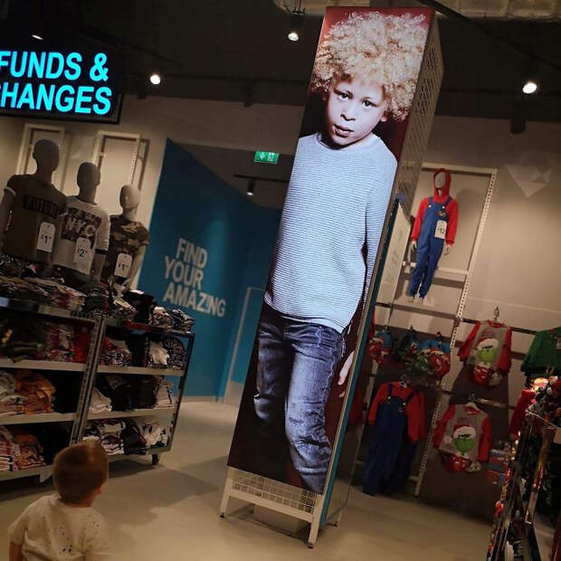 Сейчас фотографии мальчика можно увидеть в детском отделе Primark.