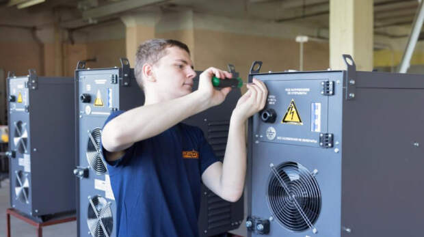 В Крыму студентов начали готовить к работе на заводе прямо в цехах